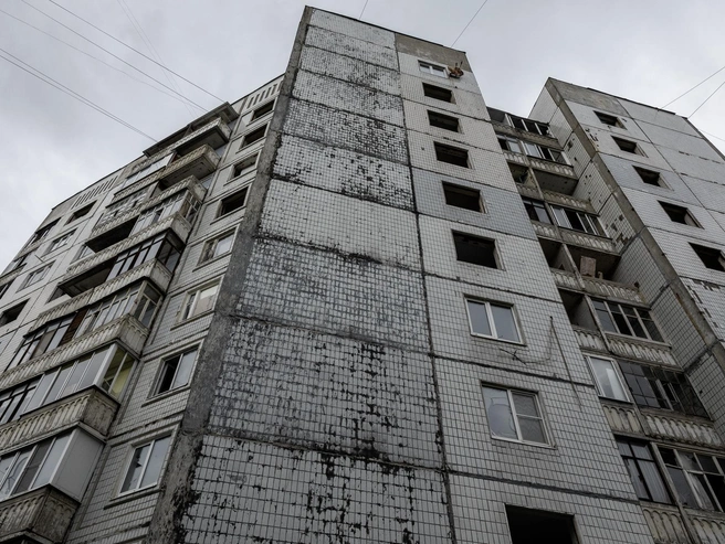 Частично разрушенную многоэтажку невозможно не заметить, проходя мимо | Источник: Александр Куренной / 76.RU