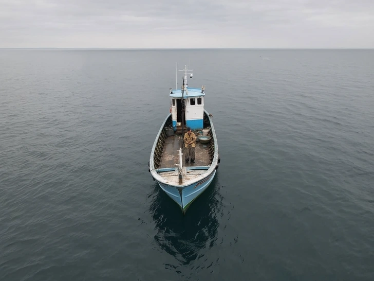 пропавший рыбак Владивосток, рыбак пропал, пропавший рыбак из Владивостока, дрейфующий в море, Андрей Варченко | Источник: theDay/higgsfield 