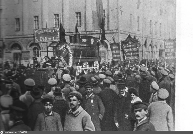 Демонстрация 1 мая 1918 года в Тверском районе | Источник: БСЭ / Pastvu.com