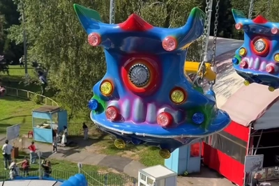 Нижегородка застряла на новой карусели в парке
