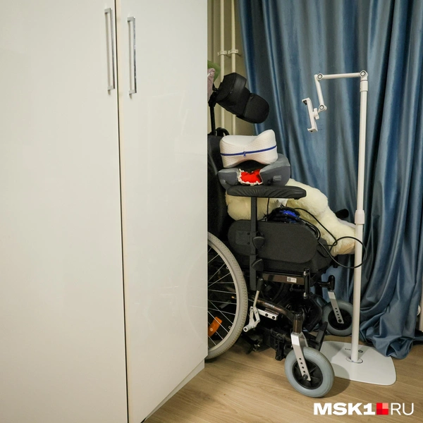В углу комнаты стоит коляска, на которой раз в две недели Рому вывозят на прогулку | Источник: Артем Устюжанин / MSK1.RU