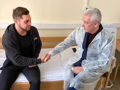 Достойная награда: парню, который заступился за девушку в метро, выплатят 2 млн руб