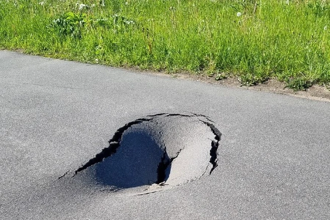 На улице Потапова в Петербурге образовалась «чёрная дыра». Она опасна для пешеходов и велосипедистов | Источник: ДТП и ЧП | Санкт-Петербург | Питер Онлайн | СПб