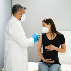Разрешили, но не всем: можно ли беременным делать прививку от коронавируса — объяснение врачей