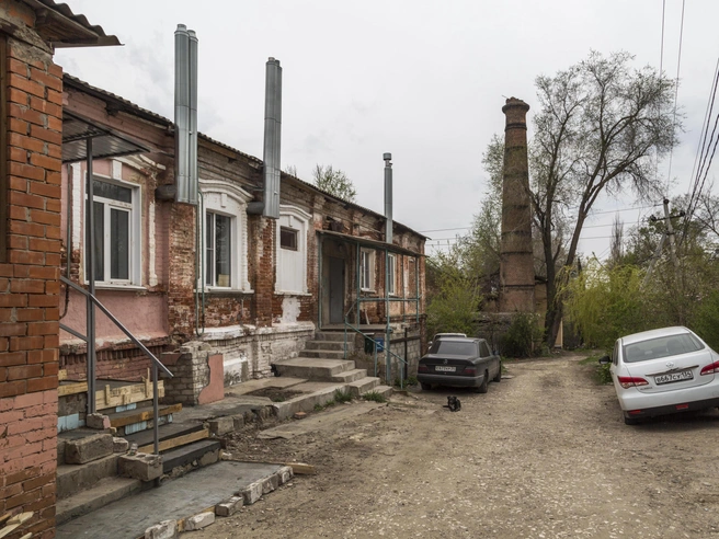 Основной корпус завода сейчас заброшен, тогда как другие сооружения превращены в жилые дома. | Источник: Константин Завриков / V1.RU