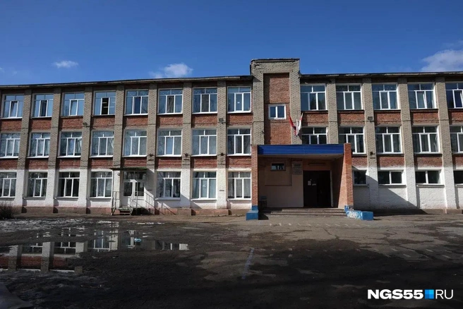 Несмотря на то, что школа находится на самой окраине города, она переполнена  | Источник: Евгений Софийчук / NGS55.RU 