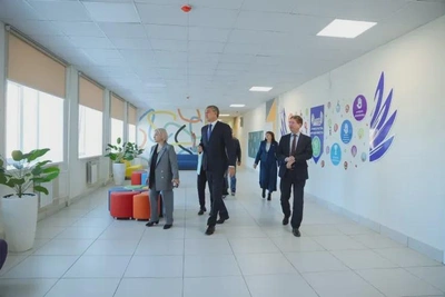 Орлов осмотрел обновленную школу в Возжаевке