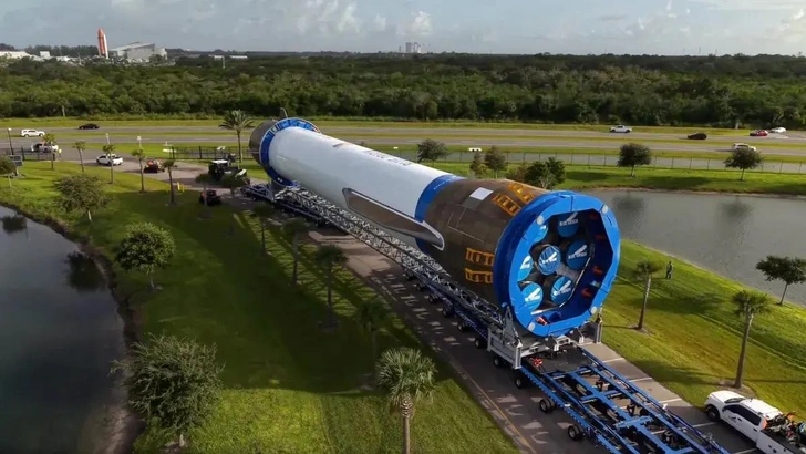 Выкатили ступень: компания Blue Origin готовится ко второму запуску своей сверхтяжелой ракеты-носителя New Glenn | Источник: Blue Origin
