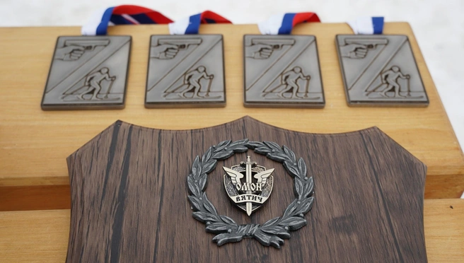 Команда СОБР «Щит» выиграла турнир по служебному двоеборью | Источник: 43.rosguard.gov.ru