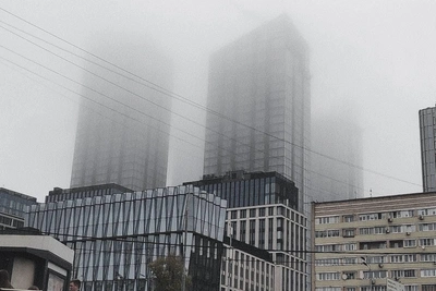 Густой туман накрыл Москву утром