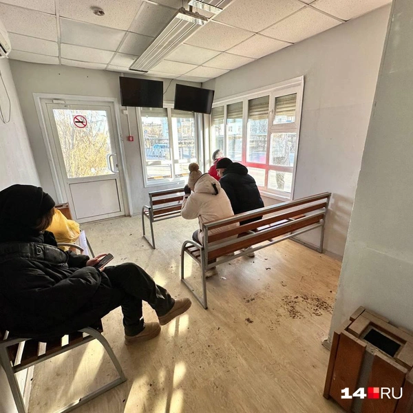 Внутри есть три скамейки и немного грязно | Источник: Илья Константинов / 14.RU