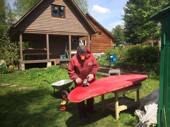 Валентин и сейчас не сидит на месте: участвует в разработках сноубордов, мастерит сап-сёрфы на даче | Источник: предоставлено Валентином Зюком