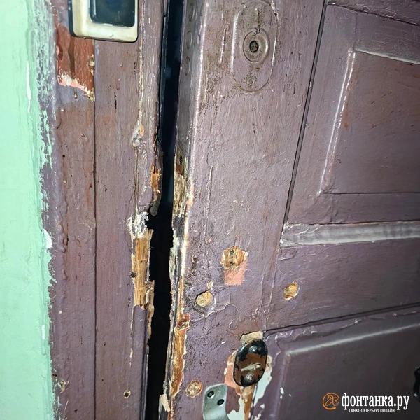 Входная дверь в квартиру пенсионера после «визита» неизвестных: замок выломан, коробка раскурочена. | Источник: «Фонтанка.ру»