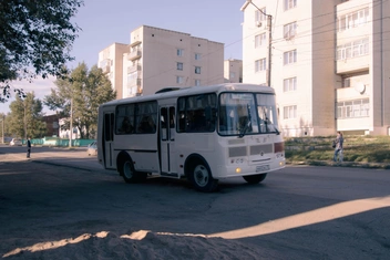 Пазик, который уже редко встретишь в городах, спокойно курсирует по приграничному поселку | Источник: Александр Хамраев / СHITA.RU