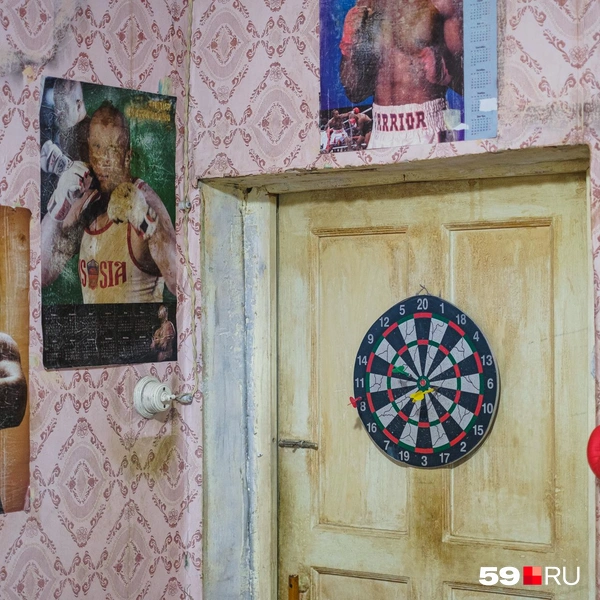 В отличие от остального интерьера, двери достаточно свежие, но их для антуража пришлось залить кофе | Источник: Тимофей Калмаков / 59.RU