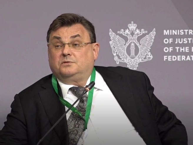 Константин Чуйченко анонсировал тему дискуссии на ПМЮФ-2027 — события 1917 года. | Источник: скриншот трансляции/legalforum.info