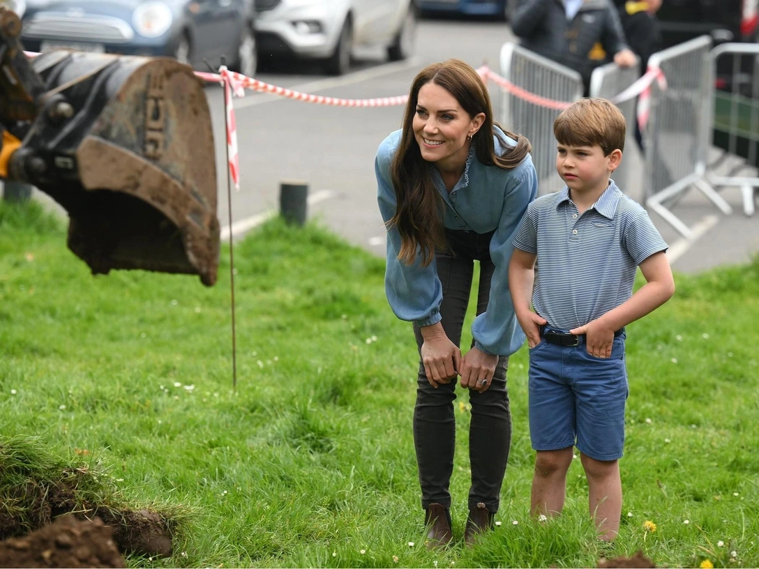 Принцесса Кейт и принц Луи принимают участие в акции «Большая помощь», Беркшир, Великобритания, 7 мая 2023 | marieclaire.ru