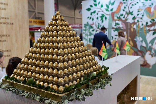 У кого-то горка с шампанским, а на агрофоруме&nbsp;— горка с золотыми яйцами | Источник: Александр Ощепков / NGS.RU