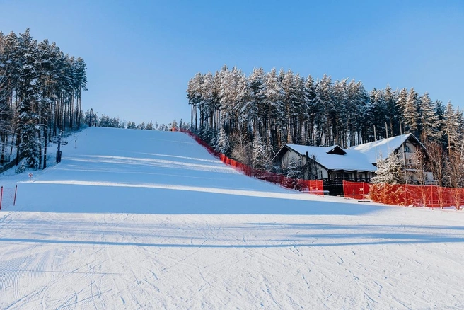 Горнолыжный спуск находится на территории санатория | Источник: санаторий «Россия»