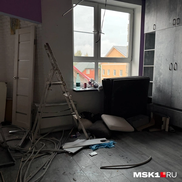 Внутри наспех покинутых квартир обстановка такая, будто прошло стихийное бедствие | Источник: Елена Халматова / MSK1.RU