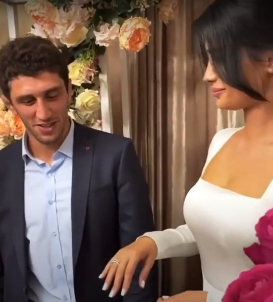СМИ: чемпион мира по борьбе Заурбек Сидаков расстался с женой прямо во время свадьбы