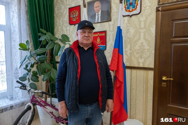 Владелец КФХ Николай Юзефов и розовый велосипед  | Источник: Евгений Вдовин / 161.RU