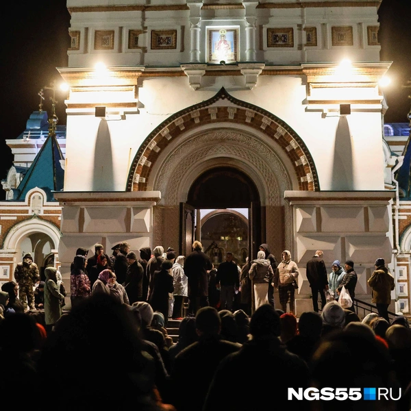 В храм спешили сотни людей, чтобы услышать «Христос воскресе» | Источник: Евгений Софийчук / NGS55.RU