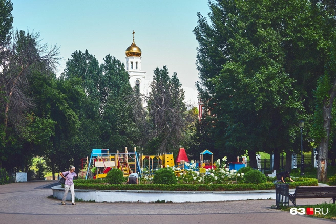 Перед площадкой большая клумба | Источник: Роман Данилкин / 63.RU
