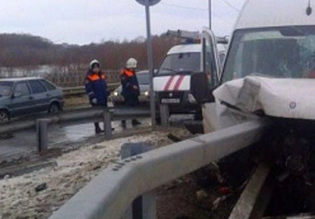 На Северной окружной дороге Mercedes въехал в ограждение | ya62.ru