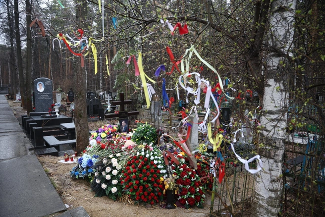 Особенно много цветов на могиле недавно ушедшего драматурга Николая Коляды | Источник: Владислав Лоншаков / E1.RU