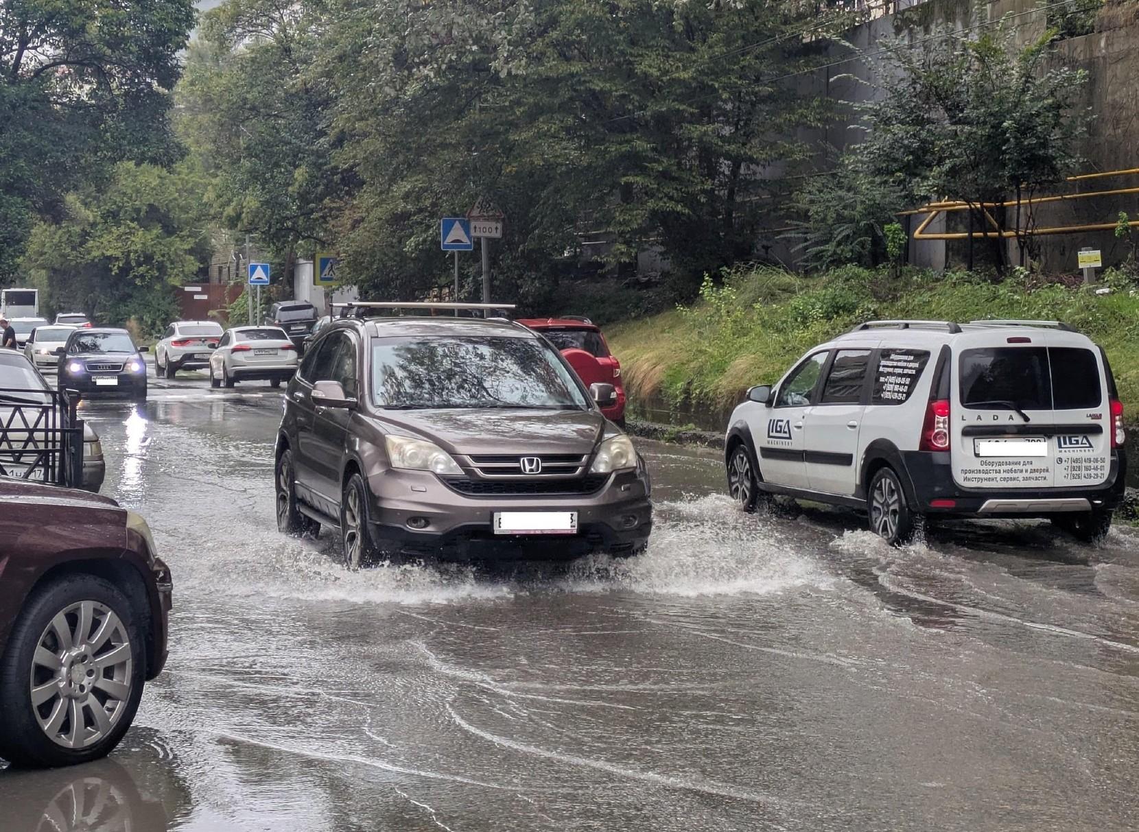 Женщина едва не утонула на улице во время дождя в Сочи