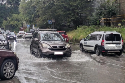 В Сочи мужчина спас женщину от ливневого потока