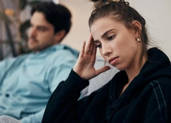 Выдаст сам себя: 8 сигналов языка тела, которые намекают на то, что мужчина вам изменяет