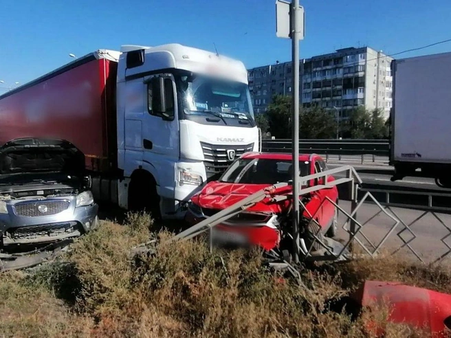Ранения в ДТП получили три человека из легковых автомобилей | Источник: ГУ МВД России по Волгоградской области