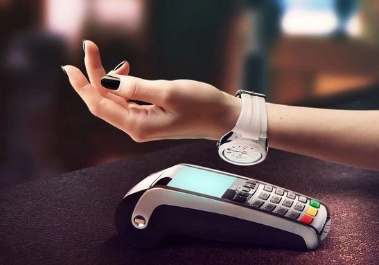 «Альфа-Банк» выпустил часы со встроенной банковской картой | ya62.ru