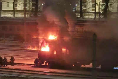 У горевшей электрички нашли канистру и рюкзак. Следствие подозревает поджог