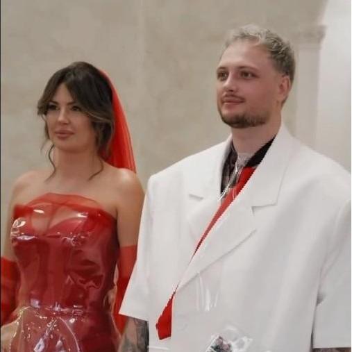 «Это даже не платье, а красный пакет»: звезды «ДОМа-2» Донцова и Подлецкий поженились в странных нарядах