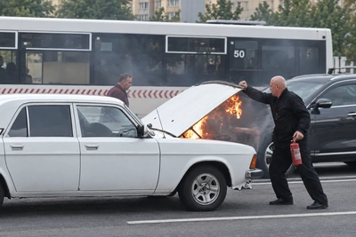 В Красноярске после ДТП загорелась «Волга»