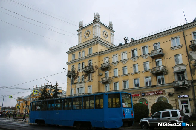 В доме на улице Ленина, 43 башня не только для красоты — в ней находятся механизмы часов, которые реально работают и показывают правильное время | Источник: Игорь Епифанцев / NGS42.RU