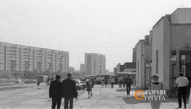 Сургутяне гуляют по улице Магистральной, 1987 год | Источник: «История Сургута / Ретро Сургут» / Vk.com