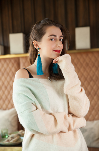 Платье, Isabel Garcia; свитер, собственность стилиста; серьги-кисти, Style Me Up