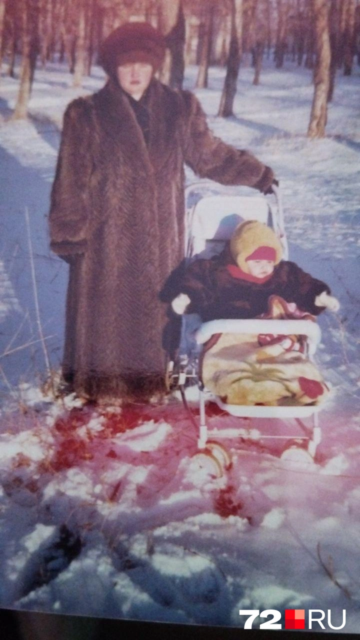 А это — совсем еще маленькая наша Дарья Макеева. Всё по классике: под меховой шапкой — тоненькая шерстяная | Источник: 72.RU