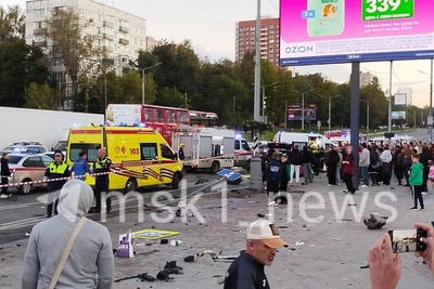 Mercedes въехал в толпу у метро Зюзино, есть пострадавшие