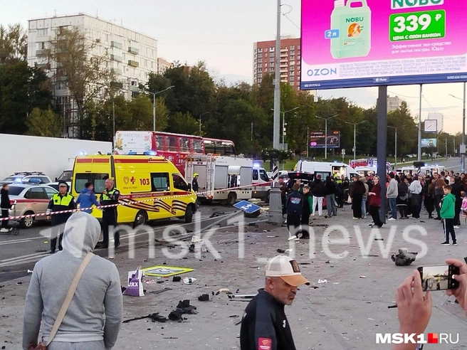 Показываем, что творится на юго-западе Москвы, где Mercedes протаранил толпу пешеходов | Источник: Читатель MSK1.RU