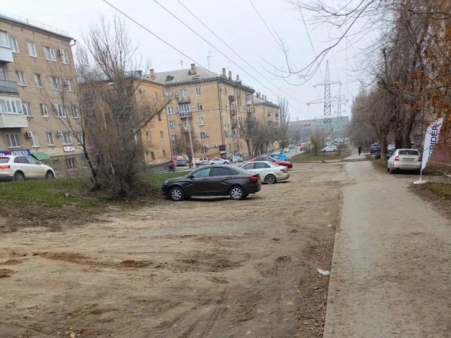 По мнению чиновников, это зелёная зона, и парковка здесь влечёт значительные финансовые потери. | Источник: читатели V1.RU
