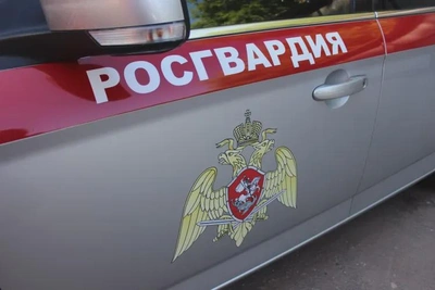 Росгвардейцы уговорили мужчину не прыгать с 10-го этажа