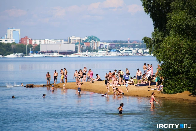 Но в основном люди приходят на Якоби загорать и купаться | Источник: Ксения Филимонова / «ИрСити»