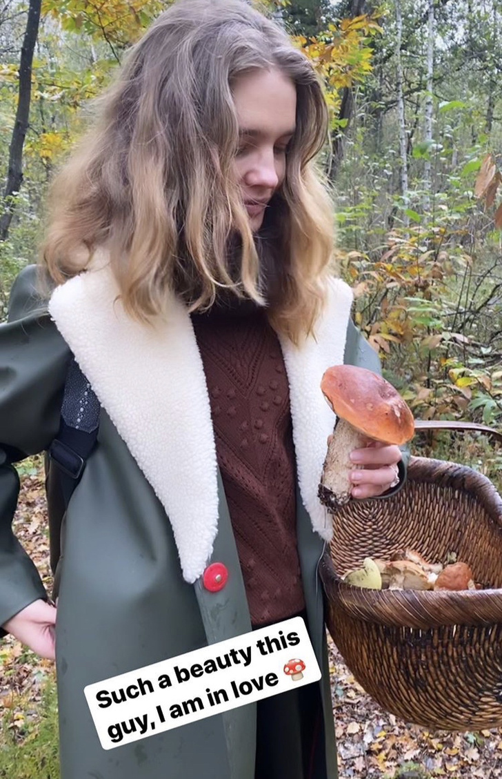 Синие резиновые сапоги, зеленый дождевик и кожаные кюлоты: в чем Наталья Водянова ходит за грибами