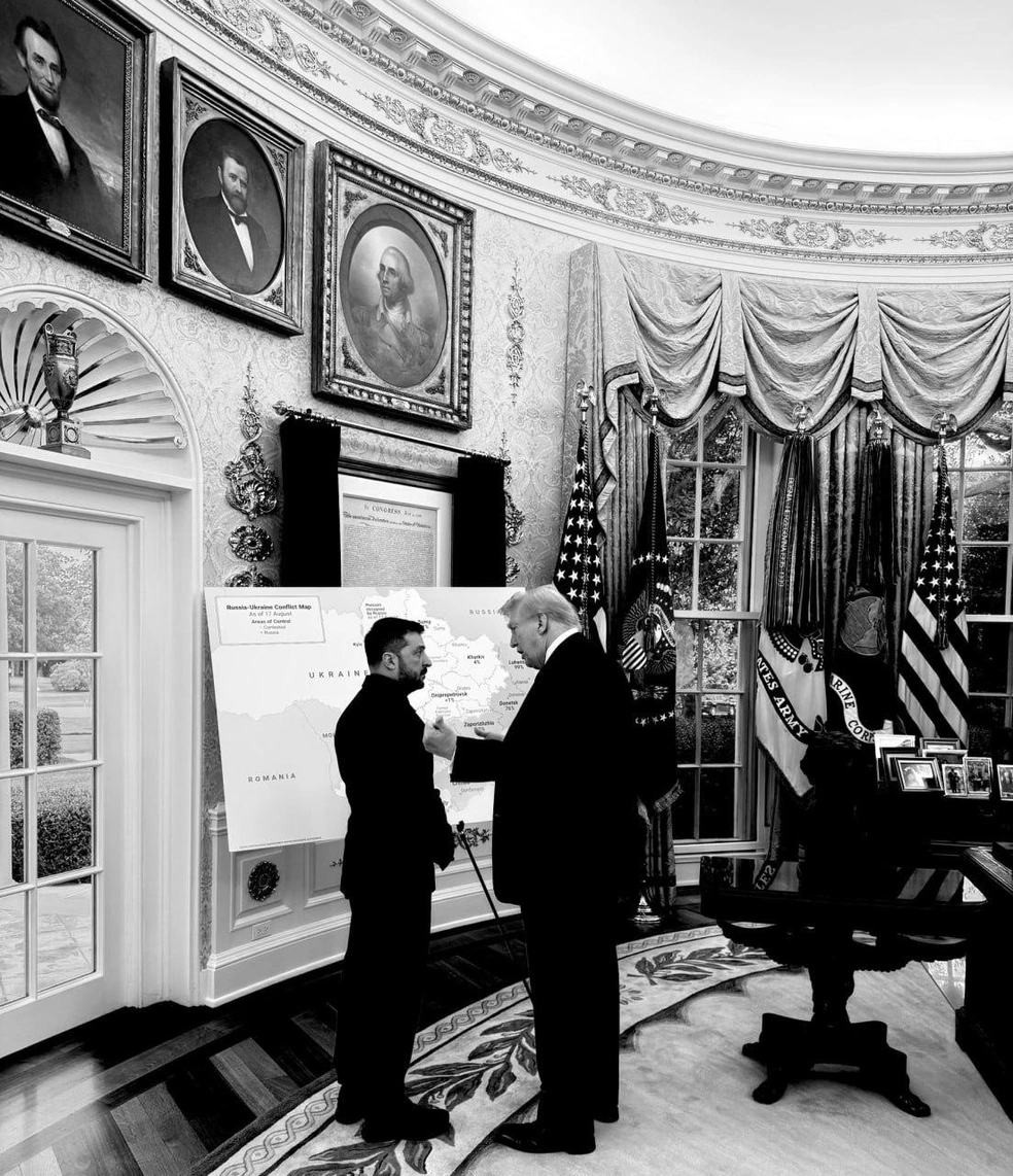 На фото Трамп и Зеленский стоят возле карты Украины | Источник: Dan Scavino / X.com