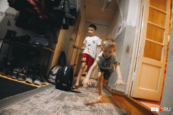 Парням некогда скучать: надо показать все чудеса эквилибристики, пока не пришло время убегать в спортивные секции | Источник: Кирилл Кушнов / E1.RU